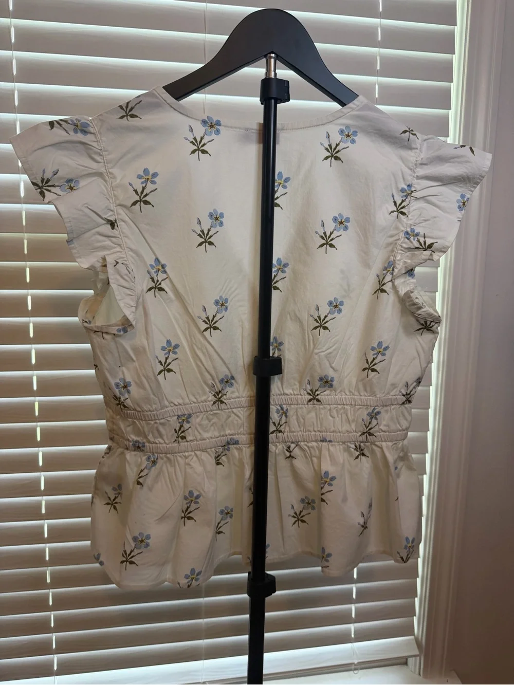 Vineyard Vines White Blue Floral Peplum Top | Ruffle Sleeve | Size L - Picture 5 of 5